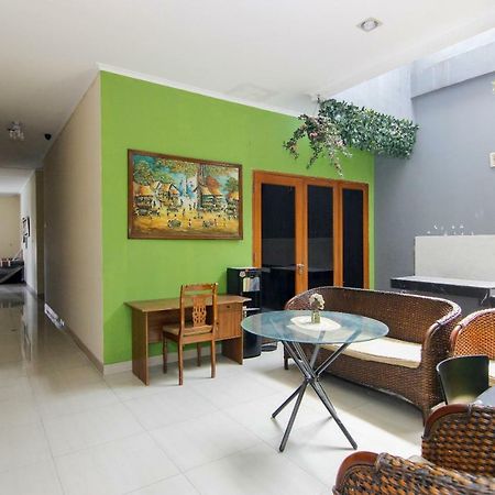 Reddoorz Near Kemang Square Hotel Jakarta Kültér fotó